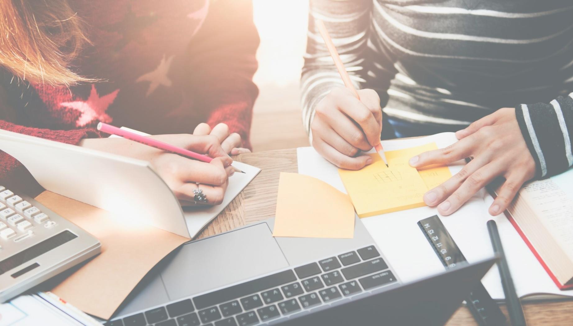 Finanzanalyst bei der strategischen Planung mit Dokumenten und Laptop